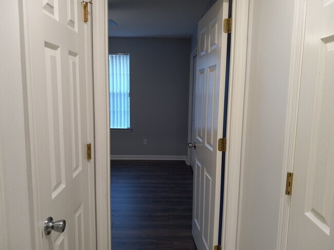 Building Photo - Large 3/2 Family Home that is Conveniently located off Blue Angel PKWY