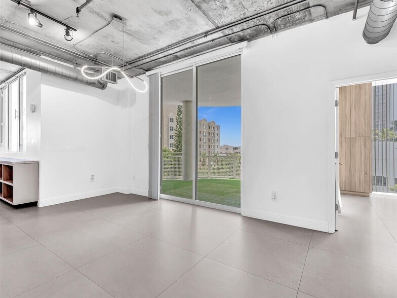 Building Photo - 444 NE 30th St