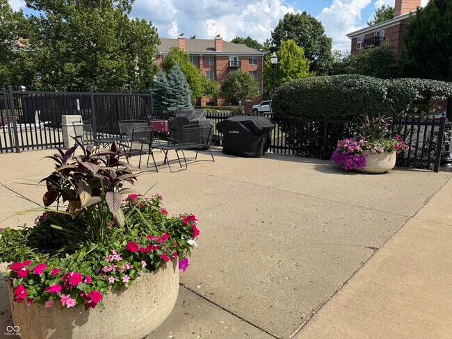 Building Photo - 8690 Jaffa Ct W Dr