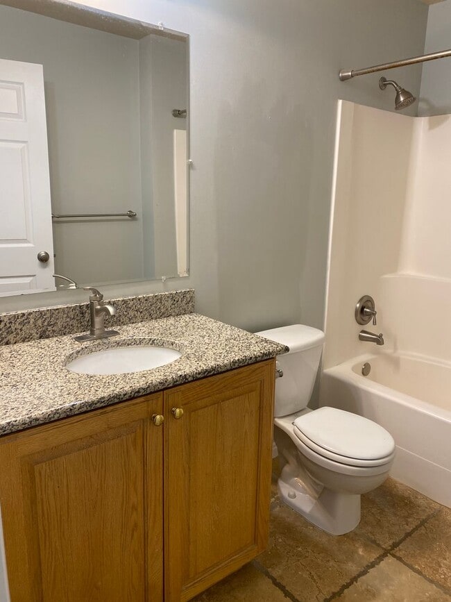 Building Photo - 2 Bed 1 Bath Brentwood Condo