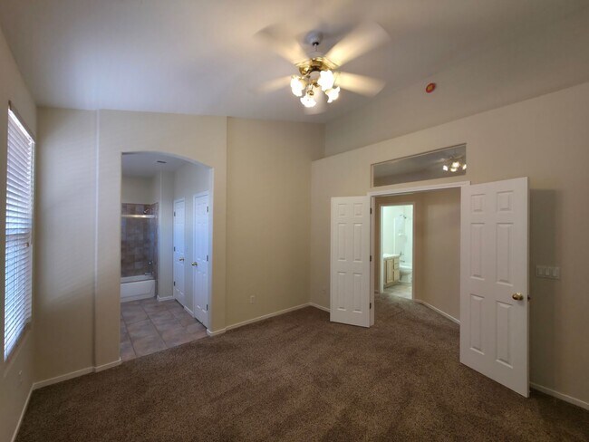 Building Photo - 2 bedroom 2 bath home, 2 car garage, in So...
