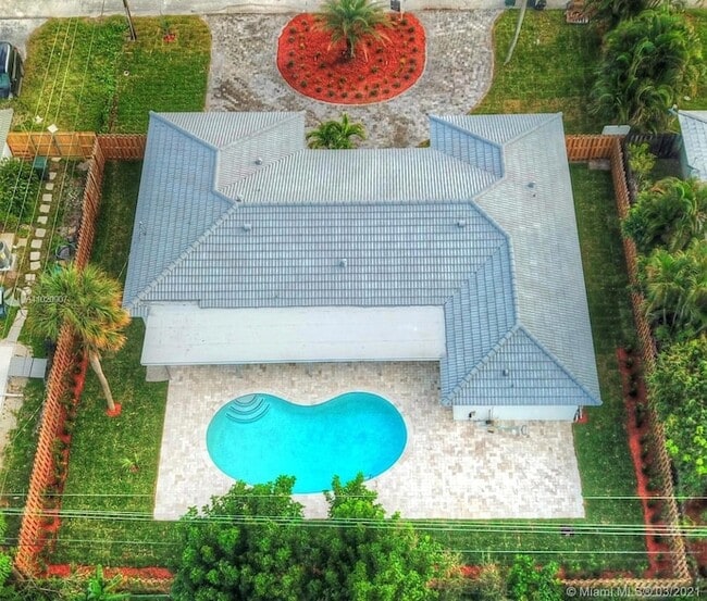 Building Photo - 1001 NW 6th Dr