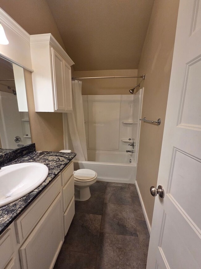 Building Photo - YUKON HOME MOVE IN SPECIAL! ?