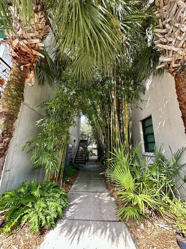 Building Photo - 2 BED | 2.5 BATH | URBAN CONDO | DOWNTOWN ...