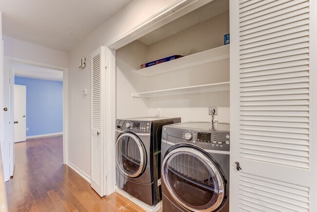 Building Photo - 1039 Fountain View Dr