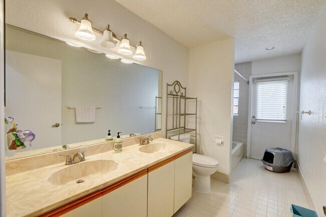 Building Photo - 11511 Island Lakes Ln