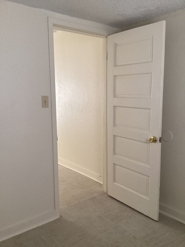 Building Photo - Newly Updated 2 bedroom Close to Morrison Park and High School!  Pets Welcome Upon Approval!
