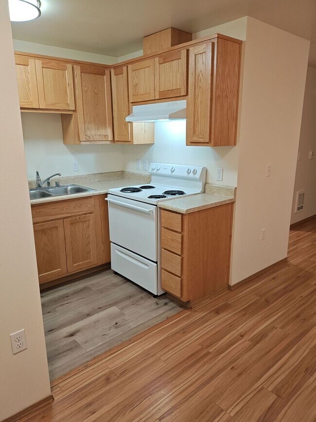 Building Photo - Three bedroom one bath! Corner unit! Washe...