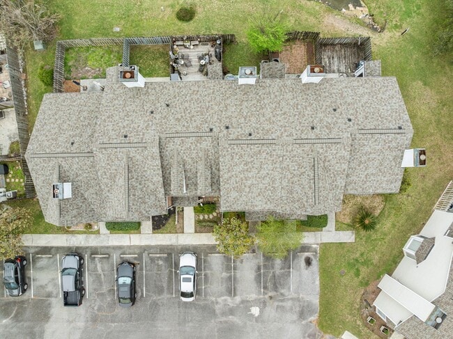 Building Photo - Modern Comfort & Convenience in Regents Green Townhome