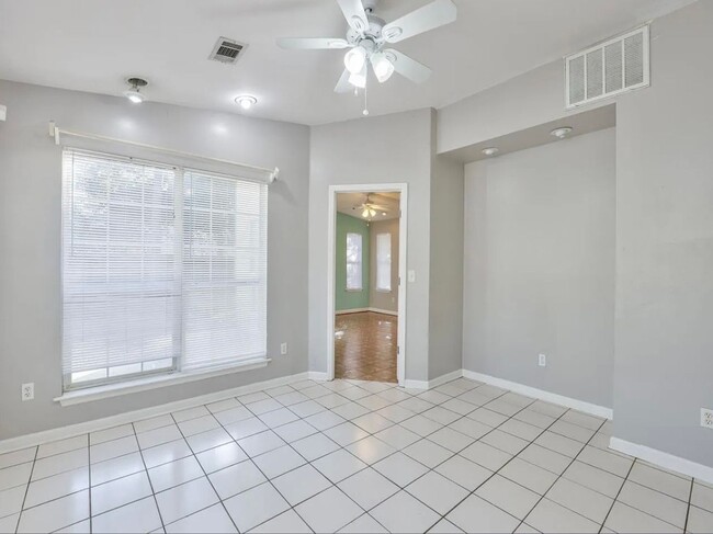 Building Photo - 4 Bed/3 Bath home located near Midtown!