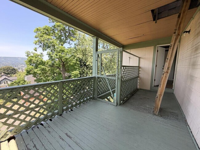 Building Photo - 919 Clay Ave
