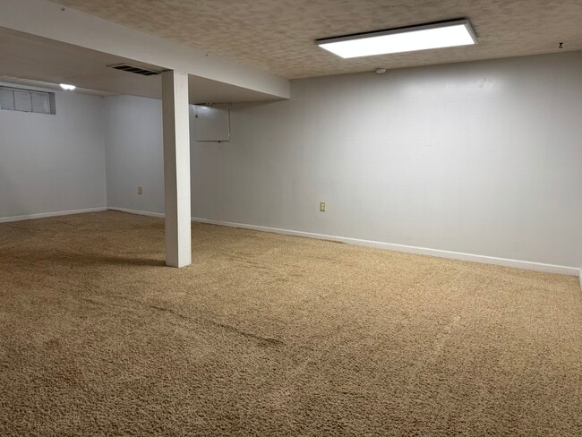 Building Photo - 1468 N Perry Ave