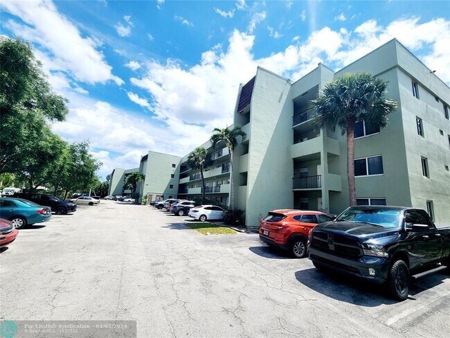 Building Photo - 1638 Embassy Dr