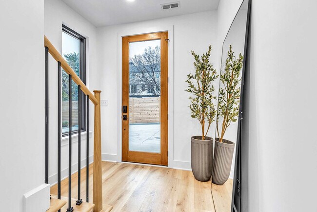 Building Photo - 554 Rosedale Ave