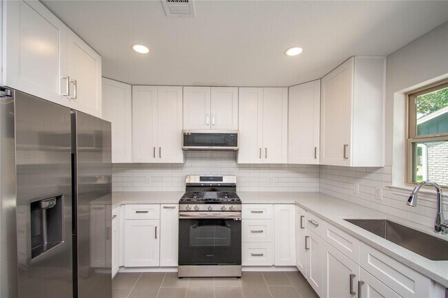 Building Photo - 6810 Northampton Way