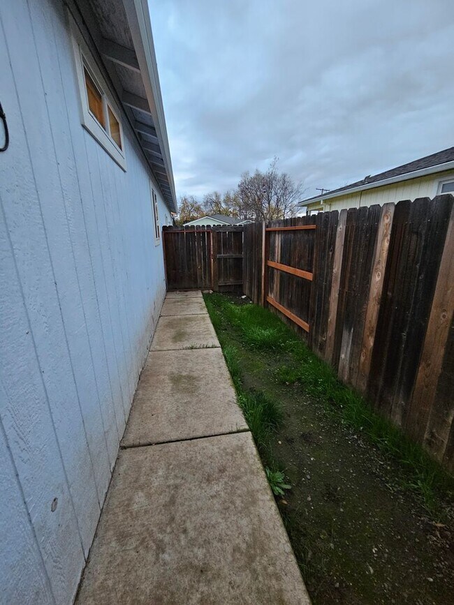 Building Photo - 3 Bedroom Home Located on Quiet Cul-De-Sac