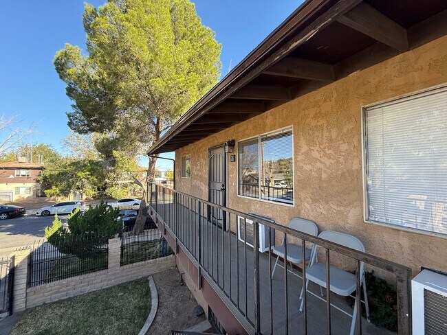 Building Photo - Palmdale 1 bedroom - Upstairs unit