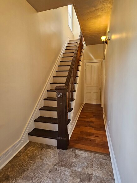 Building Photo - 249 Earnshaw Ave