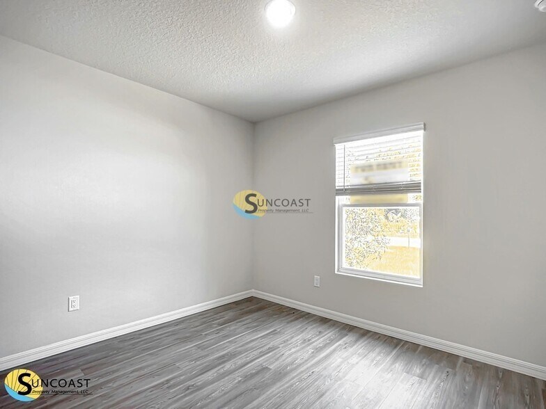 Building Photo - 10 Llobell Pl