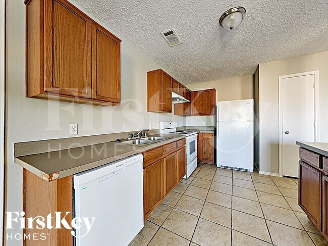 Building Photo - 1600 Shady Shores Dr