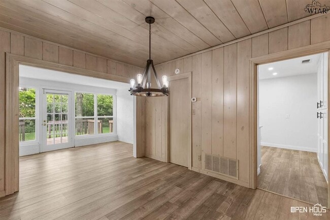 Building Photo - 2409 Martin St