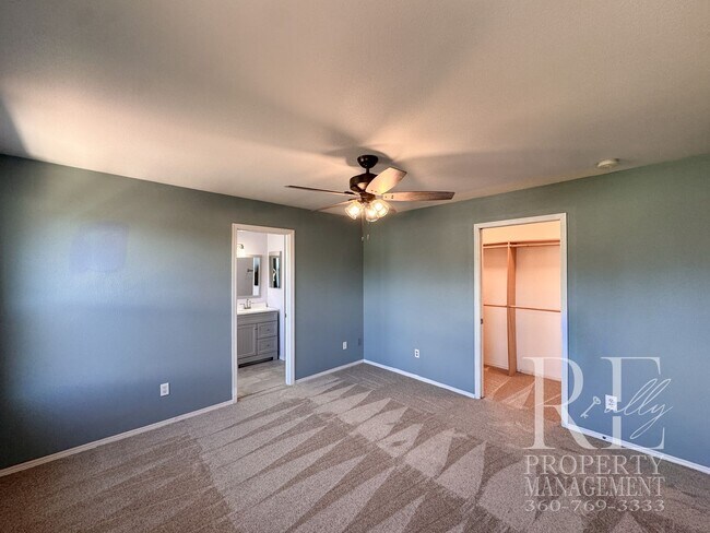 Building Photo - Spacious Bremerton Retreat with Designer Kitchen, Large Fenced Yard & Primary Suite