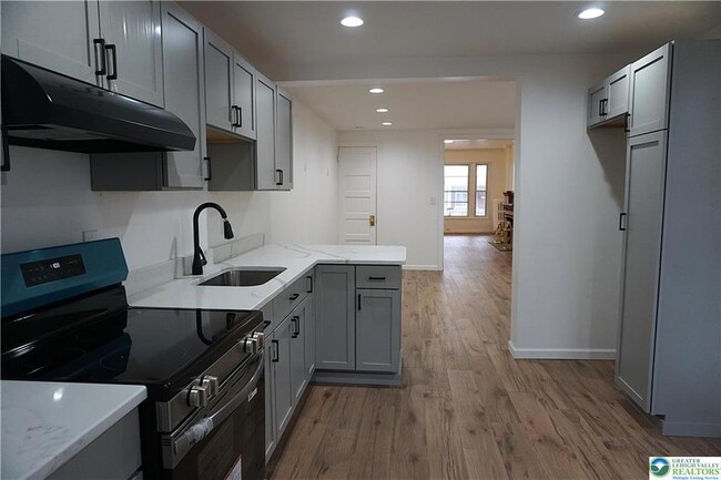 Building Photo - 128 S West St