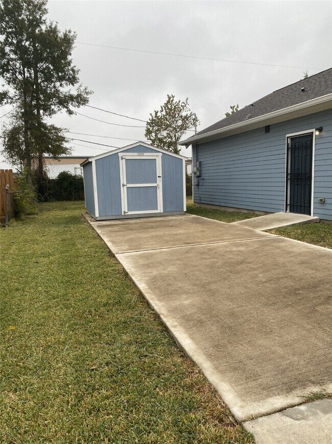 Building Photo - 3151 Roe Dr