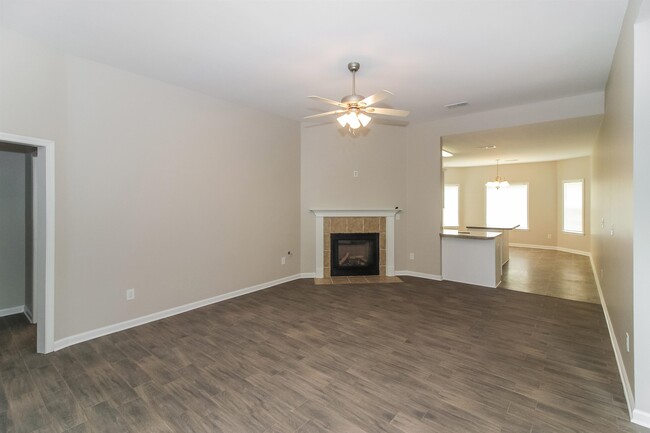 Building Photo - 8541 Shady Elm Dr