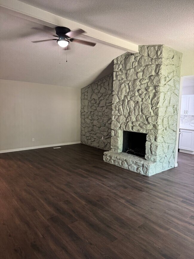 Building Photo - Recently remodeled!