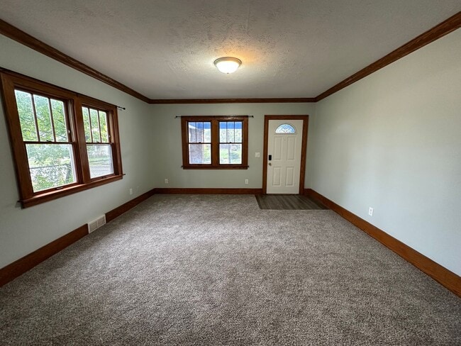 Building Photo - Move in Special - $500 off November rent -...