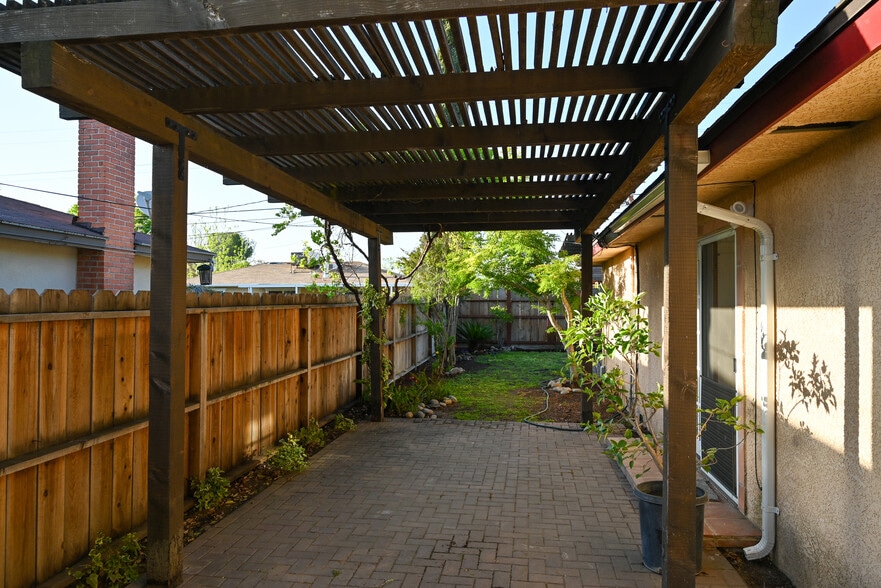 Building Photo - 881 W Rialto Ave