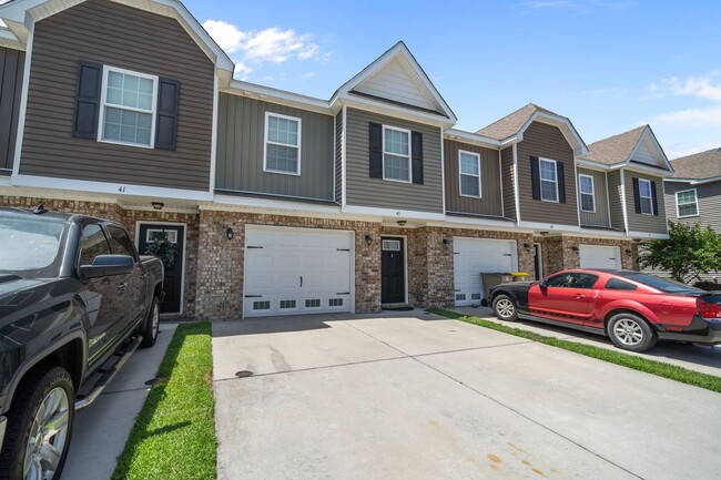 Building Photo - 3 Bedroom Townhome Across from Richmond Hill Golf Club