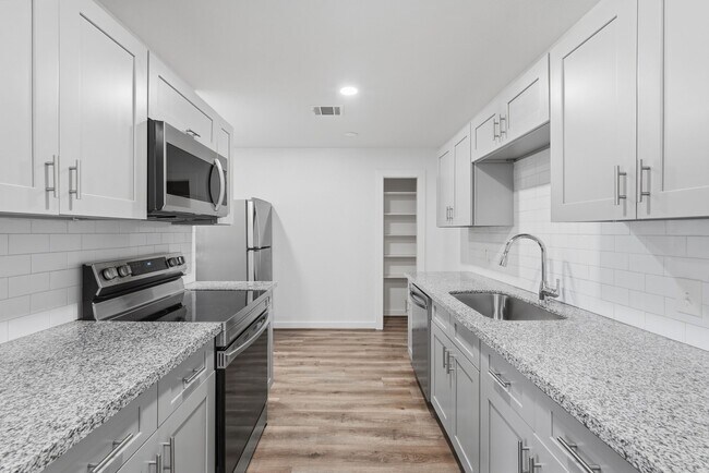 Building Photo - 5962 Ridgeway Dr
