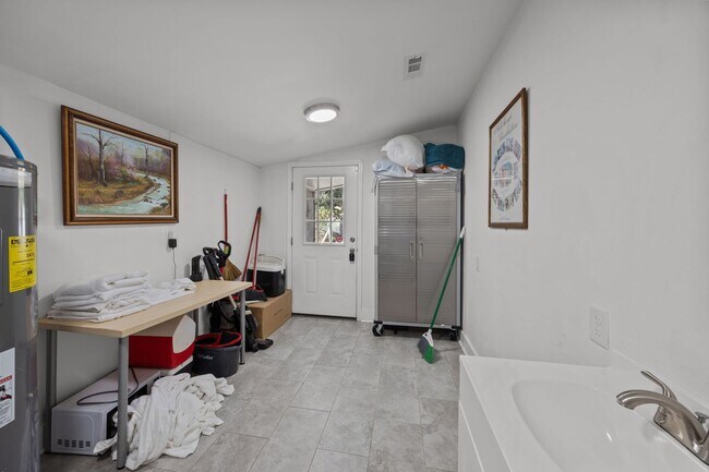 Building Photo - Charming Single-Family Home