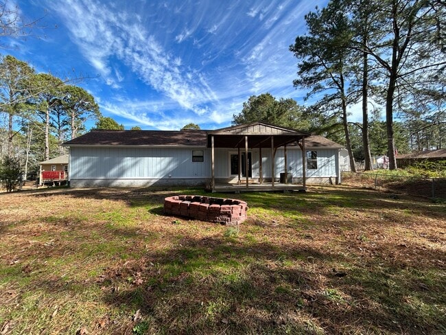 Building Photo - 3 bedroom, 2 bath home, with 2 car garage--For Rent. Near Camp Lejeune.
