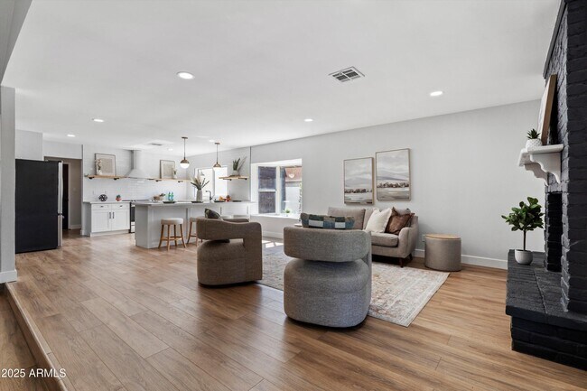 Building Photo - 4837 E Pershing Ave