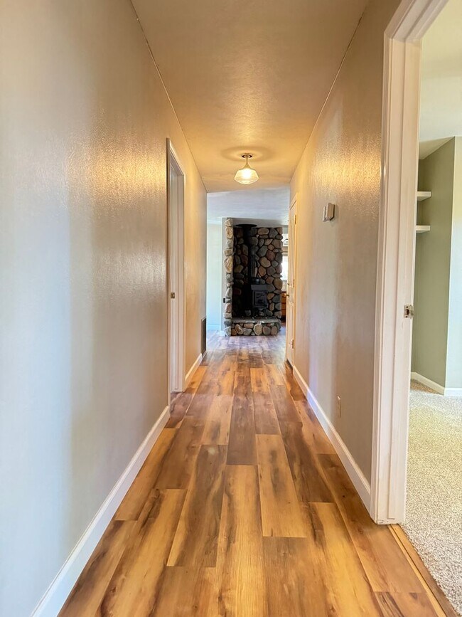 Building Photo - 3 Bedroom 2 Bath Home with Bonus Room larg...