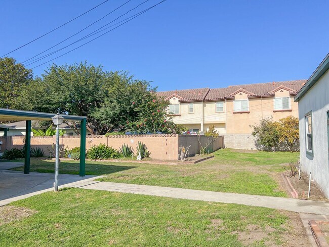 Building Photo - Los Alamitos 4 Bed 2 Bath House - 2 Car Gar - Wood Flooring - Huge Yard - Cute!!!