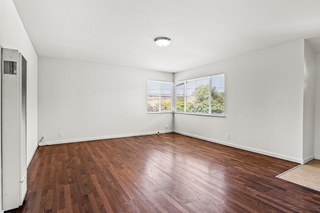 Building Photo - Sheffield Village Living: Spacious 2BD w/ Parking in San Leandro School District
