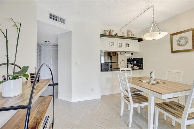 Building Photo - 9949 Twin Lakes Dr