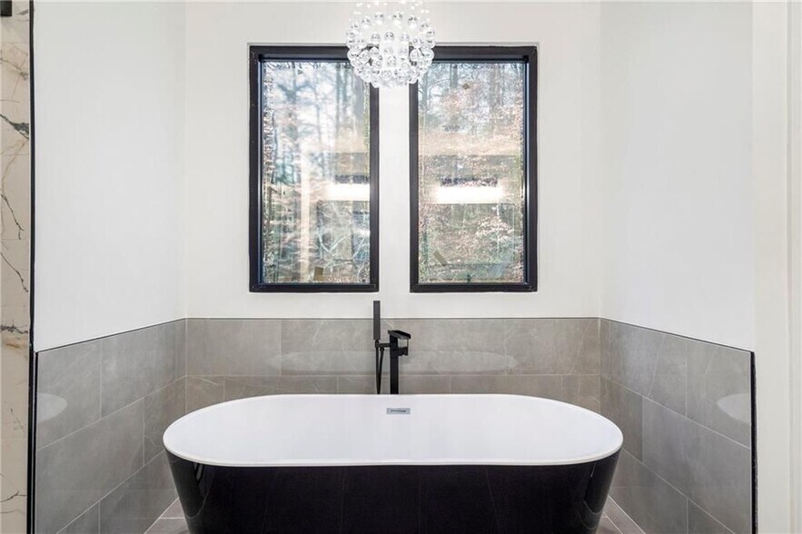 Building Photo - 3626 N Stratford Rd NE