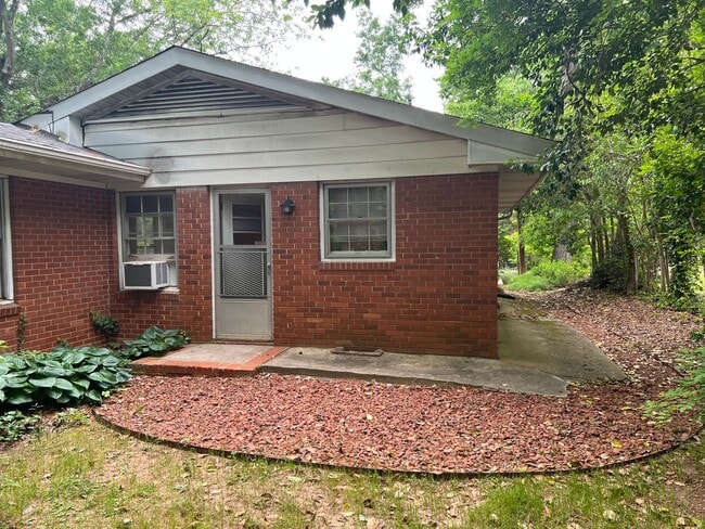 Building Photo - 2 Bedroom | 1 Bath Townhouse near Cameron ...
