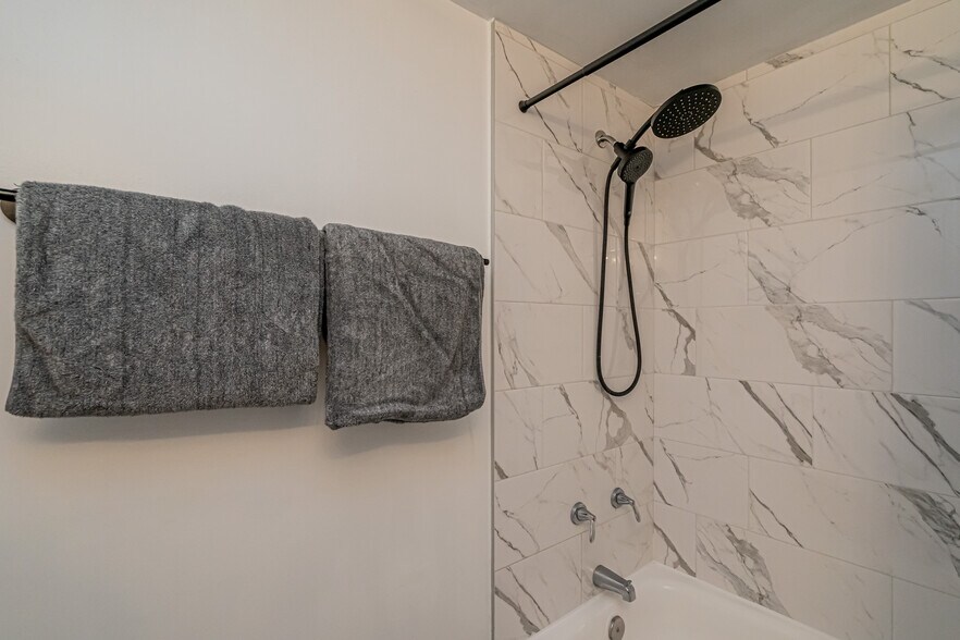 Building Photo - 4965 Americana Dr