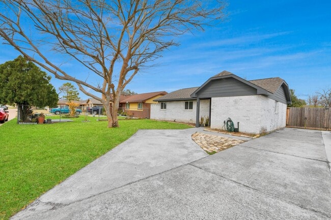 Building Photo - 834 Ellington St