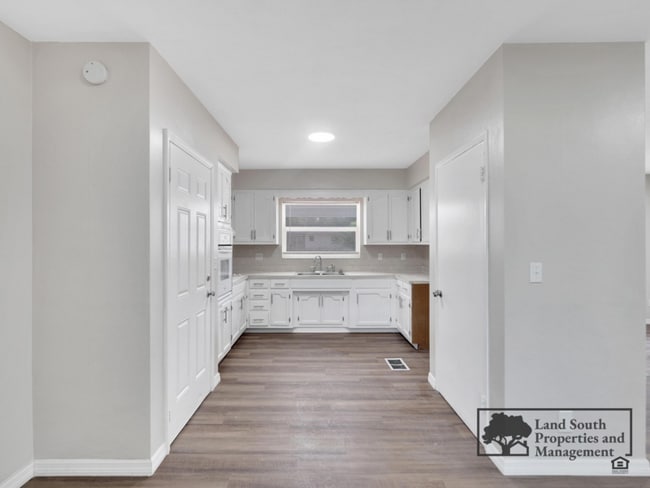 Building Photo - 905 14th St NE