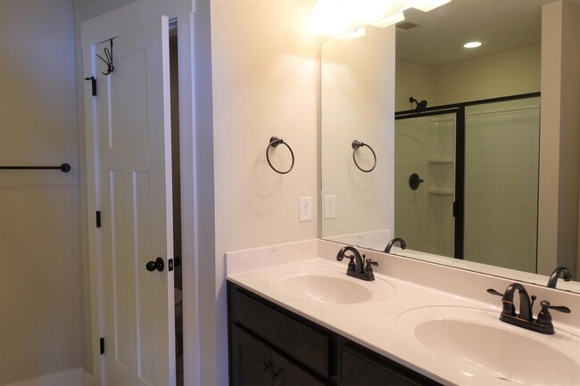 Building Photo - 17 Timber Oak Way