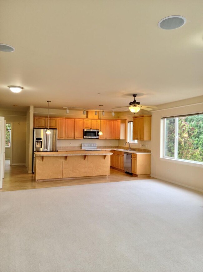 Building Photo - Spacious two bedroom condo!