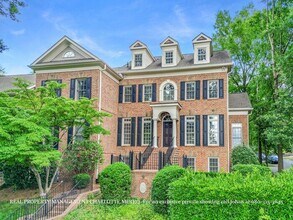 Building Photo - Luxurious 4 Bedroom, 5.5 Bathroom Townhome on Prestigious Queens Road. Contact (980) 315-3645 for...