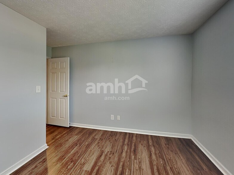 Building Photo - 16705 Greensboro Dr